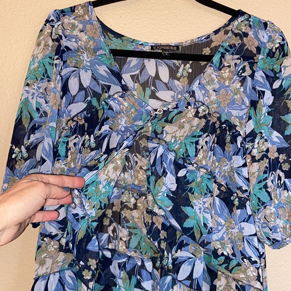 EXPRESS Size S Blue Floral Ruffled Tiered V-Neck Semi-Sheer Hi-Low Blouse - Picture 6 of 16